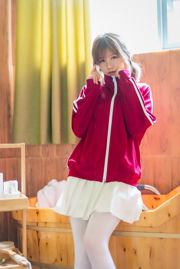[Net Red COSER] Anime-Bloggerin Chiyo Ogura mit rotem Trainingsanzug