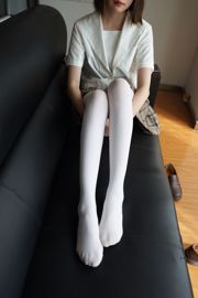 흰색 실크 체크 무늬 치마를 입은 로리타 소녀 [Sen Luo Foundation] [BETA-021]