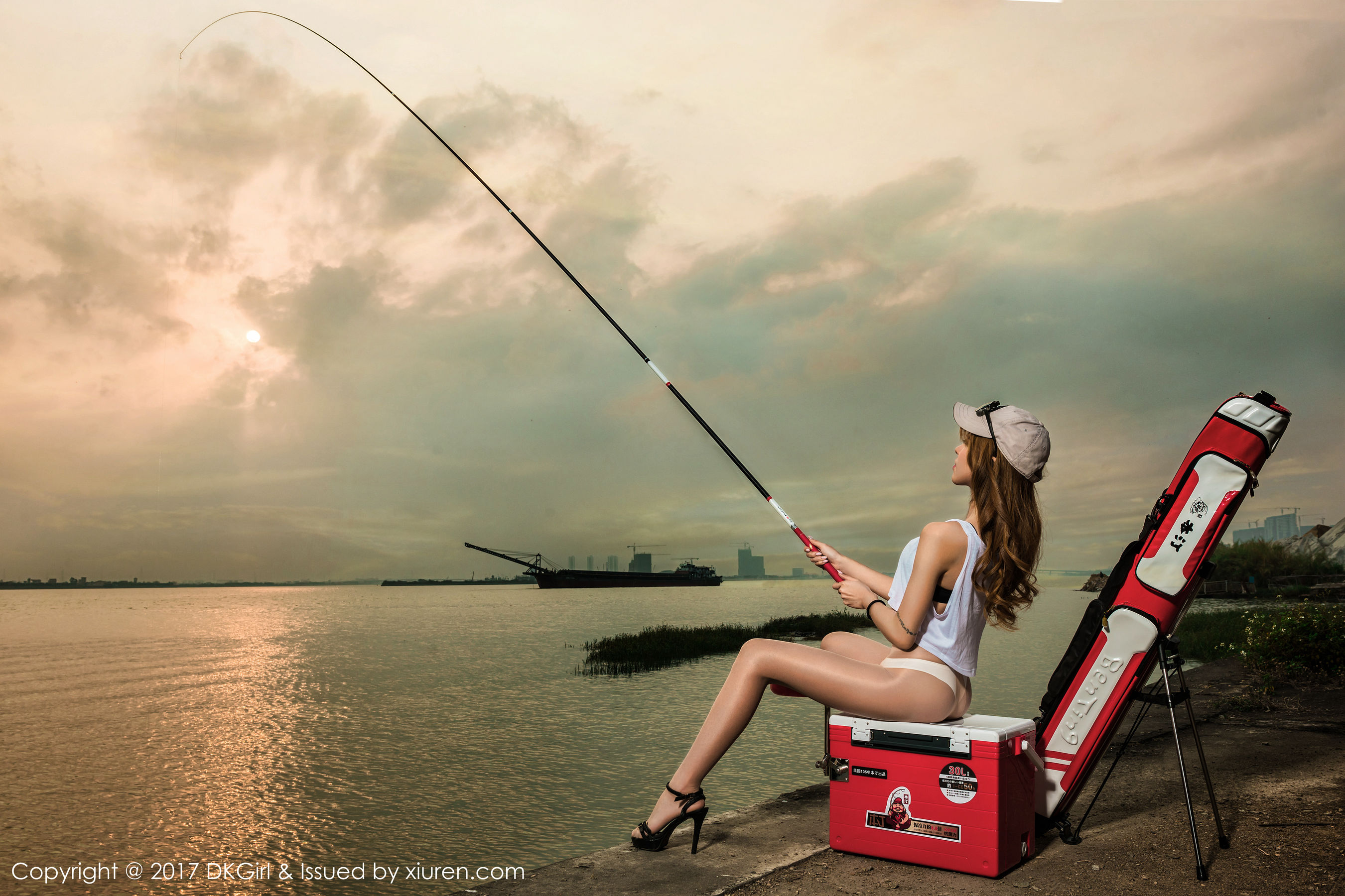 Ловить рыбу с любимым. Девушка с удочкой. Девушки на рыбалке. Красивая девушка с удочкой. Девушка рыбачит.