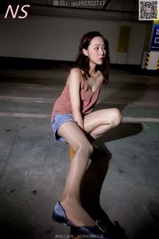 リトルチューイン「地下ガレージのストッキングに美しい脚を持つ少女」[ナシ写真]