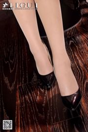 Модель Эмили «Длинные ноги, мясные чулки, высокие каблуки, красотка» [丽 柜 LiGui] Красивые ноги и ступня из нефрита