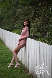 La bellezza taiwanese Liao Tingling / Kila Jingjing, "Shooting di strada con una minigonna colorata"